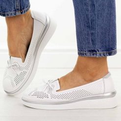 Białe ażurowe skórzane półbuty damskie S.Barski 7043. Białe półbuty damskie S.BARSKI, na jesień, w ażurowe wzory, z jeansu, z okrągłym noskiem, bez obcasa, na płaskiej podeszwie, bez zapięcia. Za 239.00 zł.