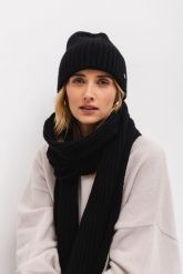 WEŁNIANY SZALIK GILDA CZARNY One size - Flawless. Czarne szaliki damskie Flawless, bez wzorów, z wełny. Za 246.50 zł.