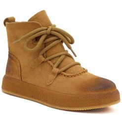 Skórzane półbuty damskie grunge lakierowane czarne Artiker 59C1128. Czarne botki damskie Artiker, bez wzorów, z lakierowanej skóry, bez obcasa, bez zapięcia. Za 299.99 zł.