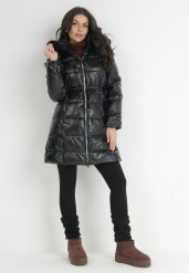 Czarna Kurtka Pikowana z Futrzanym Kapturem Ficy. Czarne kurtki damskie Born2be, l, bez wzorów, z futra. Za 179.99 zł.