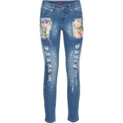 Kolorowe dżinsy z przetarciami bonprix niebieski bleached. Niebieskie jeansy damskie bonprix. Za 79.99 zł.