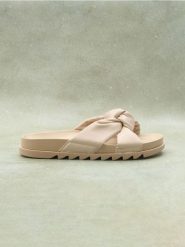 Klapki z ozdobnym węzłem - kremowy. Białe klapki damskie Sinsay, bez wzorów, bez obcasa, bez zapięcia. Za 49.99 zł.
