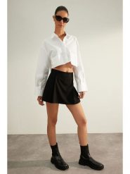 Trendyol Spódnico-spodenki w kolorze czarnym rozmiar: 34. Czarne spódnice damskie Trendyol, bez wzorów, mini. Za 65.99 zł.