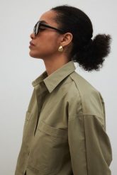 Bawełniana koszula o prostym kroju w kolorze KHAKI - RESONATE-S/M. Brązowe koszule damskie Marsala, m, bez wzorów, z bawełny, eleganckie, bez kołnierzyka, bez ramiączek. Za 249.90 zł.