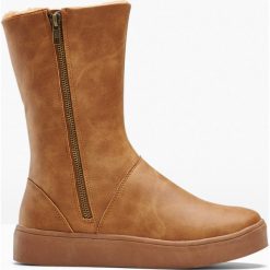 Kozaki zimowe. Czarne kozaki damskie bonprix, na zimę, ze skóry, bez obcasa, bez zapięcia. Za 189.99 zł.