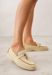 Żółte Mokasyny z Imitacji Zamszu Zdobione Aplikacją z Zawieszkami Peleg. Żółte mokasyny damskie Born2be, z jeansu, bez obcasa. Za 99.99 zł.