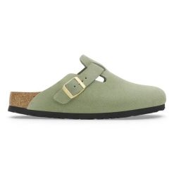BIRKENSTOCK Boston Soft Footbed Suede Leathe Klapki damskie. Zielone klapki damskie Birkenstock, bez wzorów, bez obcasa, bez zapięcia. Za 579.99 zł.