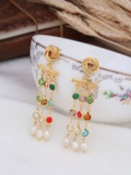 L'Atelier de Gaia Pozłacane kolczyki-wkrętki z kryształami i perłami rozmiar: onesize. Białe kolczyki damskie L'Atelier de Gaia, z kryształem, pozłacane. Za 56.99 zł.