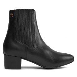 Botki Tommy Hilfiger. Czarne botki damskie Tommy Hilfiger, bez obcasa, na słupku, bez zapięcia. Za 829.99 zł.
