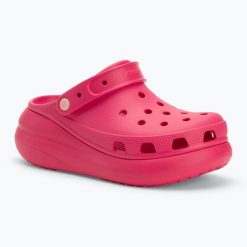 Klapki Crocs Classic Crush Clog. Czerwone klapki damskie Crocs, bez wzorów, bez obcasa, bez zapięcia. W wyprzedaży za 249.55 zł.