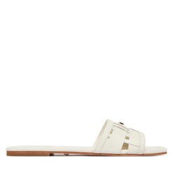 Klapki Marciano Guess. Białe klapki damskie Marciano Guess, z aplikacjami, bez obcasa, bez zapięcia. Za 889.99 zł.