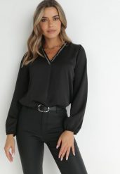 Czarna Bluzka Satynowa z Trójkątnym Dekoltem Veca. Czarne bluzki damskie Born2be, bez wzorów, z jeansu, eleganckie, bez kołnierzyka, bez ramiączek. Za 89.99 zł.
