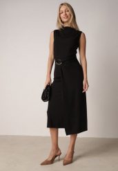 Czarna Wizytowa Sukienka Taliowana z Metaliczną Ozdobą Aroos. Czarne sukienki damskie Born2be, z aplikacjami, eleganckie, bez ramiączek. Za 149.99 zł.