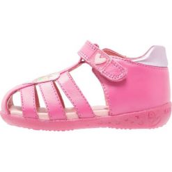 Agatha Ruiz de la Prada SWEET Sandały pink. Czerwone sandały chłopięce Agatha Ruiz de la Prada, z materiału, z otwartym noskiem. W wyprzedaży za 174.30 zł.
