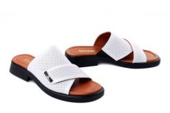 Artiker Relaks 58C2791 biały, klapki damskie. Białe klapki damskie Artiker Relaks, bez wzorów, bez obcasa, bez zapięcia. Za 219.90 zł.