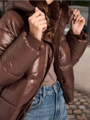 Kurtka puffer - bordowy. Czerwone kurtki damskie Sinsay, l, bez wzorów, z kapturem. W wyprzedaży za 69.99 zł.