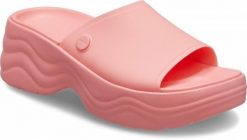 Klapki Dla Dorosłych Crocs Skyline Slide. Czerwone klapki damskie Crocs, bez wzorów, z materiału, bez obcasa, bez zapięcia. Za 197.99 zł.
