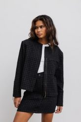 Marynarka ze strukturalnej tkaniny w kolorze CZARNYM - SAVOY. Czarne marynarki i żakiety damskie Marsala, bez wzorów, z bawełny, eleganckie. W wyprzedaży za 62.48 zł.