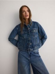 Jeansowa kurtka - niebieski. Niebieskie kurtki damskie Reserved, l, bez wzorów, z bawełny, bez kaptura. W wyprzedaży za 89.99 zł.