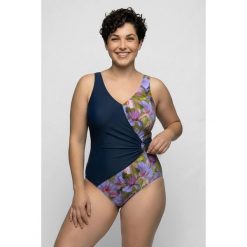 Damskie Strój kąpielowy efekt kopertowy miękkie miseczki ozdobny pierścień. Niebieskie stroje jednoczęściowe Ulla Popken, bez wzorów, z elastanu. Za 239.99 zł.