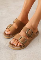 Ciemnobrązowe Klapki VICES z Dwoma Paskami i Metalicznymi Klamrami Kaliniassi. Brązowe klapki damskie Born2be, z aplikacjami, z materiału, z otwartym noskiem, bez obcasa, na płaskiej podeszwie, bez zapięcia. Za 99.99 zł.