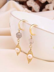 Pierres de Jade Pozłacane kolczyki-wkrętki z perłami i ametystami rozmiar: onesize. Białe kolczyki damskie Pierres de Jade, z ametystem, pozłacane. Za 43.99 zł.