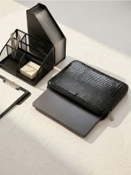Torba na laptopa z imitacji skóry - czarny. Czarne torby na laptopa Sinsay, bez wzorów, ze skóry. Za 25.99 zł.