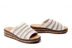 RIEKER 629X8-60 beige, klapki damskie. Brązowe klapki damskie Rieker, bez wzorów, bez obcasa, bez zapięcia. Za 319.90 zł.