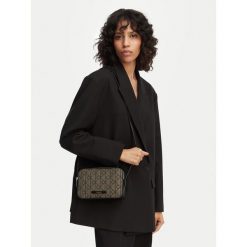 Torebka Calvin Klein. Brązowe listonoszki damskie Calvin Klein, bez wzorów, bez dodatków. Za 449.99 zł.