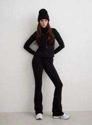 Damskie legginsy ocieplane rozszerzane długie czarne. Czarne legginsy damskie Aim'n, m, bez wzorów, z elastanu. Za 350.00 zł.