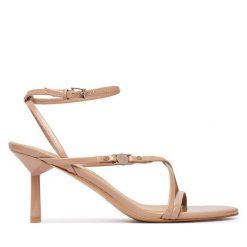 Sandały Guess. Brązowe sandały damskie Guess, z aplikacjami, bez obcasa, na szpilce, bez zapięcia. Za 544.99 zł.
