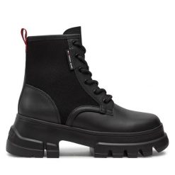 Trapery Tommy Jeans. Czarne trapery damskie Tommy Jeans, z jeansu, bez zapięcia. Za 599.99 zł.