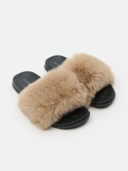 Klapki z futerkiem - kremowy. Białe klapki damskie Sinsay, bez wzorów, bez obcasa, bez zapięcia. Za 29.99 zł.