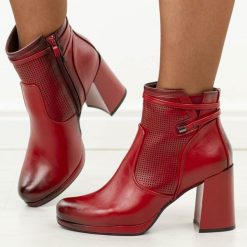 Czerwone botki damskie na słupku Jezzi Faf125B-2. Czerwone botki damskie Jezzi, na jesień, z dzianiny, eleganckie, bez obcasa, na obcasie, bez zapięcia. Za 299.00 zł.