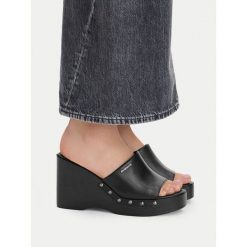 Klapki G-Star. Czarne klapki damskie G-Star, bez wzorów, bez obcasa, bez zapięcia. Za 259.99 zł.