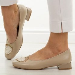 Beżowe czółenka damskie M.Daszyński Sa268-8. Brązowe czółenka damskie M.Daszyński, z aplikacjami, ze skóry, bez obcasa, na obcasie. Za 189.00 zł.