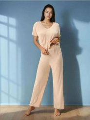 Wiskozowa piżama dwuczęściowa z prążkowanej dzianiny - kremowy. Białe piżamy damskie Sinsay, bez wzorów, z dzianiny, bez ramiączek. Za 59.99 zł.