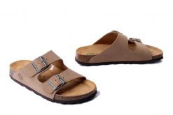 DR. BRINKMANN 600134-08 beige, klapki damskie. Brązowe klapki damskie Dr. Brinkmann, bez wzorów, ze skóry, bez obcasa, bez zapięcia. Za 284.90 zł.