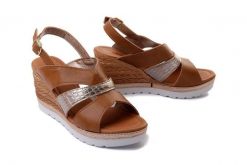INBLU FG-36 021 camel, sandały damskie. Brązowe sandały damskie Inblu, bez wzorów, bez obcasa, na koturnie, bez zapięcia. Za 77.94 zł.