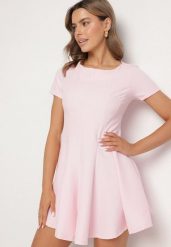 Różowa Rozkloszowana Sukienka z Krótkim Rękawem i Ozdobnymi Przeszyciami Meporea. Czerwone sukienki damskie Born2be, bez wzorów, eleganckie, bez ramiączek. W wyprzedaży za 87.99 zł.