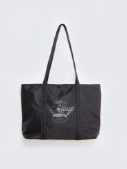 Torba unisex sportowa czarna Torra 906. Czarne torby podróżne Big Star, z aplikacjami, duże. W wyprzedaży za 79.99 zł.