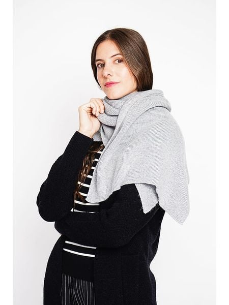 William de Faye Szal w kolorze jasnoszarym rozmiar: onesize. Szare szaliki damskie William de Faye, bez wzorów, z materiału. Za 113.99 zł.