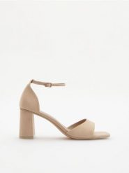 Sandały na słupku - beżowy. Brązowe sandały damskie Reserved, bez wzorów, bez obcasa, na słupku, bez zapięcia. W wyprzedaży za 79.99 zł.