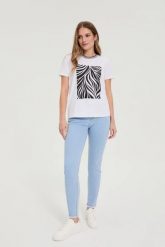 Jeansy rurki jasnoniebieskie. Niebieskie jeansy damskie MOODO, bez wzorów, z bawełny. Za 139.99 zł.