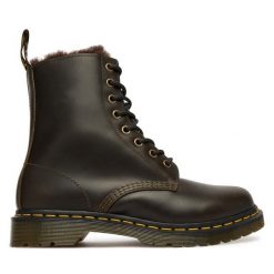 Trzewiki Dr. Martens. Brązowe botki damskie Dr Martens, bez obcasa, na płaskiej podeszwie, bez zapięcia. Za 989.99 zł.