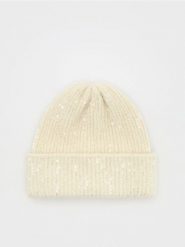 Czapka beanie z cekinami - złamana biel. Czapki damskie Reserved, bez wzorów. W wyprzedaży za 22.99 zł.