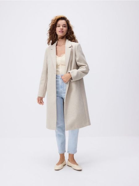 Klasyczny płaszcz - kremowy. Białe płaszcze damskie Reserved, l, bez wzorów, z tkaniny, bez kaptura. W wyprzedaży za 99.99 zł.