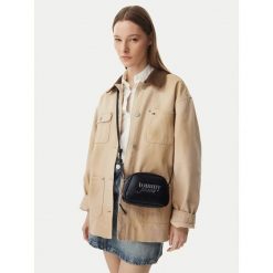 Torebka Tommy Jeans. Czarne listonoszki damskie Tommy Jeans, bez wzorów, z jeansu, bez dodatków. Za 369.99 zł.