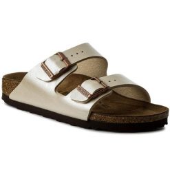 Klapki Birkenstock. Brązowe klapki damskie Birkenstock, bez wzorów, bez obcasa, bez zapięcia. Za 639.99 zł.