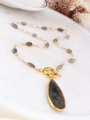 Pierres de Jade Pozłacany naszyjnik z elementami ozdobnymi - dł. 45 cm rozmiar: onesize. Białe naszyjniki damskie Pierres de Jade, z labradorytem, pozłacane. Za 86.99 zł.